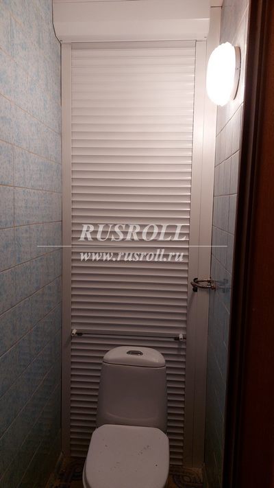 Роллета белого цвета в туалете в Москве