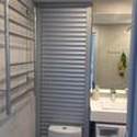 Серебристая роллета в туалетной комнате в Москве
