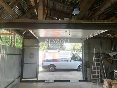 Секционные ворота из стальных сэндвич-панелей в Малаховке