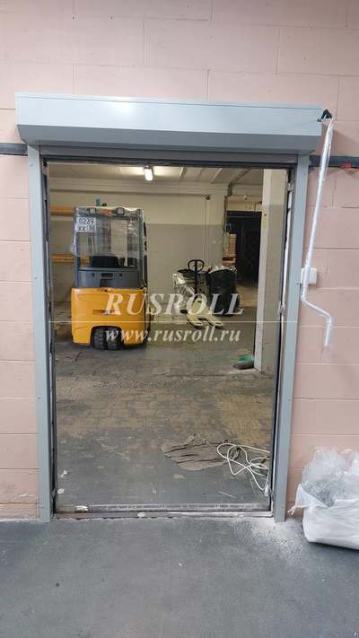 Серебристая роллета в санузле квартиры в Москве